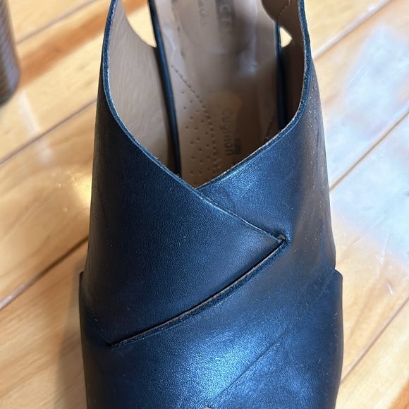 Clark’s black leather wrap shoe size 8 - Picture 2 of 10